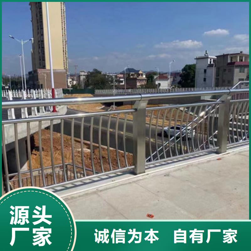 实力老厂高速镀锌管防撞护栏安装